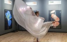 Danse dans l'exposition Suzanne Lafont lors de la Bacchanight 4